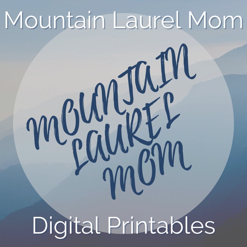 Op de afbeelding: Een digitaal printbaar ontwerp met de tekst "Mountain Laurel Mom" in een blauw handschrift op een wazige achtergrond van blauwe en witte bergen.
