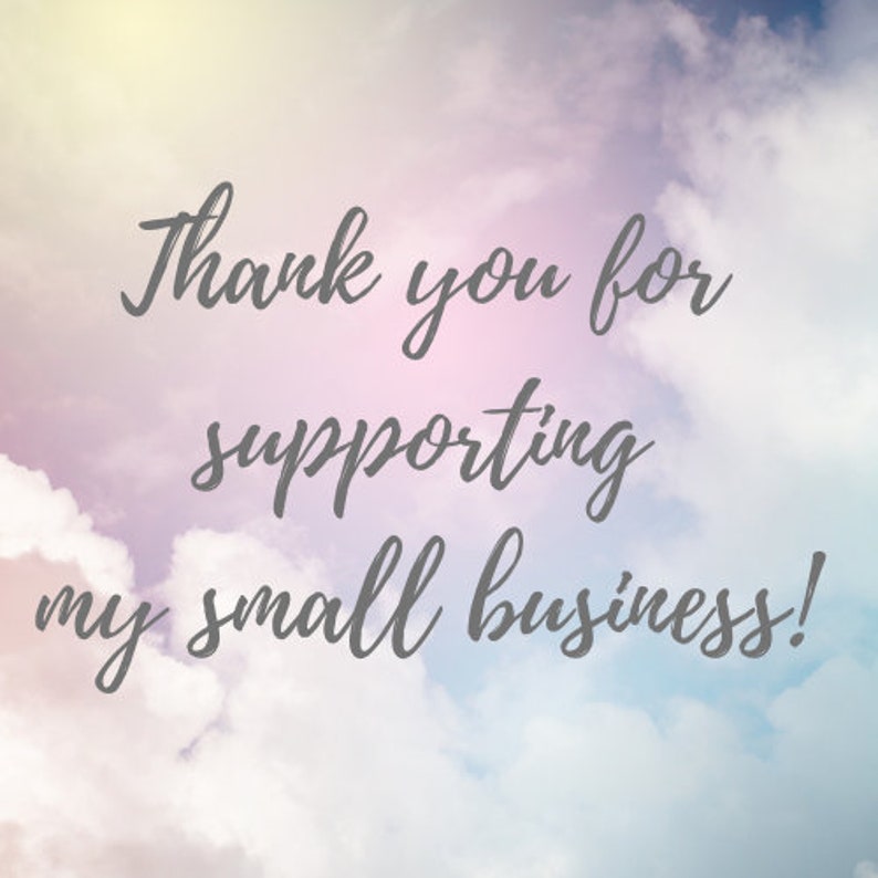 Op de afbeelding: Bedankt voor het steunen van mijn kleine bedrijf! De tekst is geschreven in grijs cursief schrift tegen een achtergrond van zachte, pastelkleurige wolken.