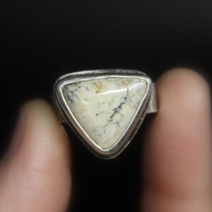 SIZE 7.75 White Buffalo Turquoise Triangle Sterling Silver Ring Geometric Minimalist Boho Bohemian Gugma Jewelry image 6