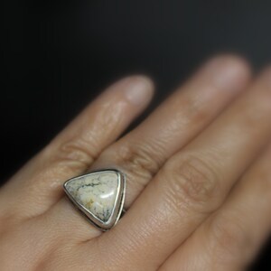 SIZE 7.75 White Buffalo Turquoise Triangle Sterling Silver Ring Geometric Minimalist Boho Bohemian Gugma Jewelry image 8