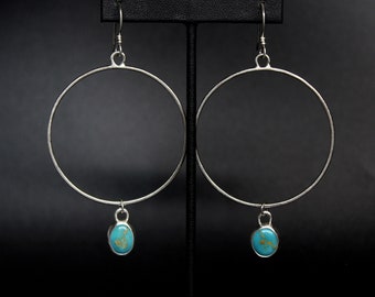 Niet-overeenkomende asymmetrische turquoise sterling zilveren drop hoop bungelende oorbellen | Dames Boho Boho minimalistische oorbellen | Gugma-sieraden