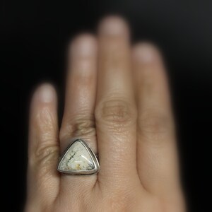 SIZE 7.75 White Buffalo Turquoise Triangle Sterling Silver Ring Geometric Minimalist Boho Bohemian Gugma Jewelry image 7