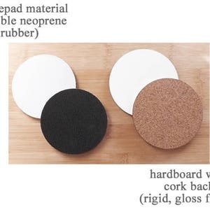 Pu&ograve; includere: Due tappetini per mouse rotondi, uno in neoprene flessibile e l'altro in cartone rigido con retro in sughero. Il tappetino per mouse in cartone rigido ha una finitura lucida.