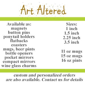 Pu&ograve; includere: Art Altered offre una variet&agrave; di articoli personalizzabili, tra cui magneti, spille, portacode di cavallo, schienali piatti, sottobicchieri, tazze, boccali di birra, apribottiglie, specchietti da tasca, specchietti compatti e ciondoli per bicchieri da vino. Le dimensioni disponibili sono 1 pollice, 1,5 pollici, 2,25 pollici e 3,5 pollici. Le dimensioni delle tazze includono 11 oz, 15 oz e 16 oz.