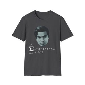 以下が含まれることがあります： ダークグレーの半袖Tシャツ。前面にはシュリニヴァーサ・ラマヌジャンの白黒ポートレートと、その下に「n=1から無限大までの和 1+2+3+4+5... = -1/12」という数式が白い文字でプリントされています。