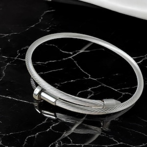 Pulsera de alambre trenzado con clavos, joyería moderna y abierta, accesorio unisex, regalo para él y para ella, pulsera minimalista, brazalete con clavos de moda.