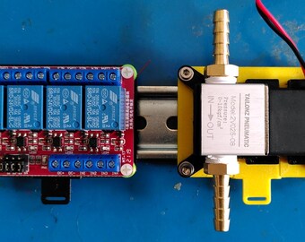 Universal DIN Rail Snap-Mount Plate — 67 × 44.5 mm Pattern