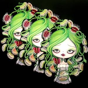 Puede incluir: Tres ilustraciones caprichosas de chicas de pelo verde con ojos grandes y labios rojos. Cada chica está rodeada de una corona de plantas carnívoras con hojas rojas y verdes.