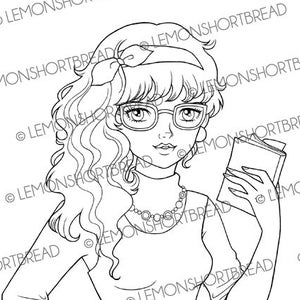 Op de afbeelding: Een zwart-witte lijntekening van een vrouw met lang golvend haar, die een hoofdband, een bril en een ketting draagt. Ze houdt een boek in haar rechterhand en haar linkerhand is op haar heup.