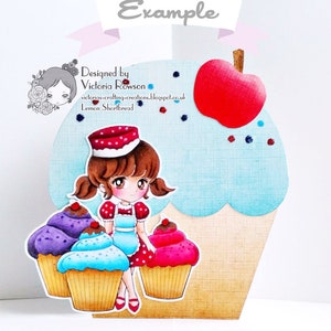 K&ouml;nnte beinhalten: Eine 3D-Cupcake-Karte mit einem M&auml;dchen in einem rot-wei&szlig;en Kleid und einer rot-wei&szlig;en M&uuml;tze, das auf drei Cupcakes sitzt. Die Cupcakes sind lila, blau und rosa. Die Karte ist mit einem roten Apfel, blauem und rotem Glitzer sowie dem Text "Designed by Victoria Rowson" und "Lemon Shortbread" verziert.