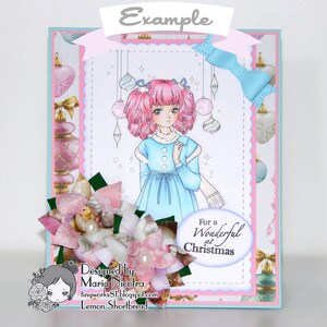Peut inclure: Une carte de No&euml;l rose et bleue avec une fille en robe bleue et une &eacute;charpe blanche. La carte a une fleur de poinsettia rose et blanche dans le coin inf&eacute;rieur gauche et le texte "Pour un No&euml;l Merveilleux" dans le coin inf&eacute;rieur droit. La carte est con&ccedil;ue par Maria Nicota.