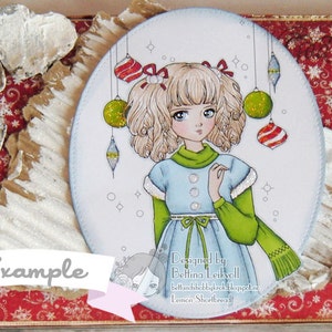 Peut inclure: Une carte blanche avec une illustration ronde d'une fille aux cheveux blonds portant une robe bleue et un pull vert. La fille tient une &eacute;charpe verte et est entour&eacute;e de d&eacute;corations de No&euml;l. La carte a un fond rouge avec un motif de flocons de neige blancs et le texte "Designed by Bettina Leikvoll" et "bettinahobbykrol.blogspot.no Lemon Shortbread!"