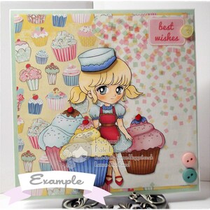 K&ouml;nnte beinhalten: Eine handgemachte Karte mit einem Cartoon-M&auml;dchen mit blonden Haaren und einem blauen Matrosenhut, das drei Cupcakes h&auml;lt. Die Cupcakes sind mit Zuckerguss und Streuseln verziert. Der Hintergrund ist ein gelbes und rosa Muster mit Konfetti. Die Karte tr&auml;gt den Text "beste W&uuml;nsche" und "Beispiel".