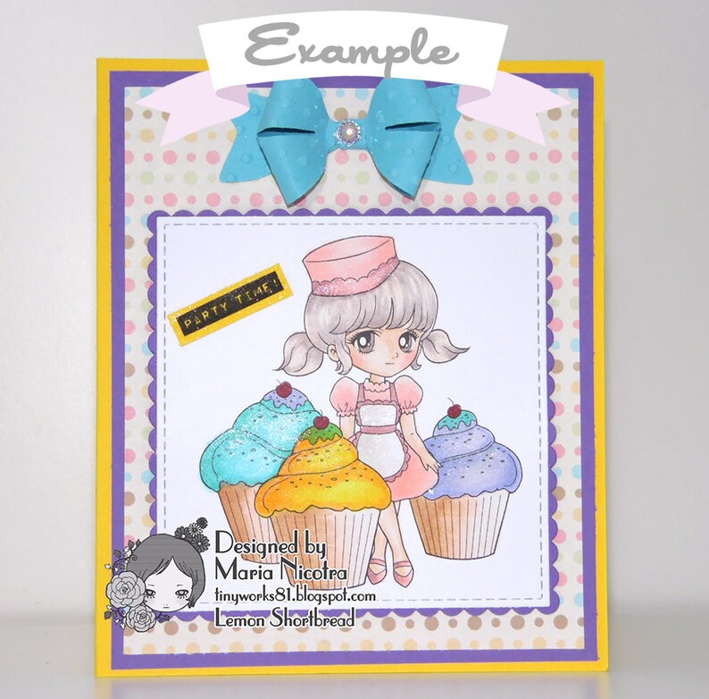 K&ouml;nnte beinhalten: Eine bunte Karte mit einem Comic-M&auml;dchen, das Cupcakes h&auml;lt. Die Karte hat einen rosa, blauen und gelben Polka-Dot-Hintergrund mit einem violetten Rand. Der Text auf der Karte lautet "Party Time!" und "Designed by Maria Nicoitra tinyworks81.blogspot.com Lemon Shortbread".