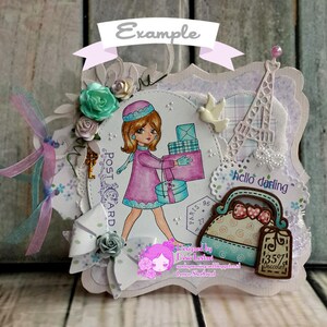 K&ouml;nnte beinhalten: Eine wei&szlig;e Karte mit einer rosa und blauen Illustration einer Frau, die Geschenke tr&auml;gt. Die Karte hat einen wei&szlig;en Spitzenrand und eine wei&szlig;e Eiffel-Turm-Ausschneidung. Der Text "hello darling" steht auf der Karte.