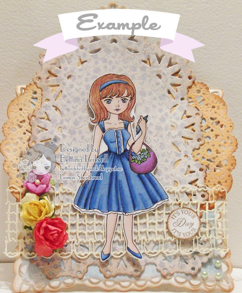 Peut inclure: Illustration num&eacute;rique d'une fille en robe bleue tenant un sac violet avec des fleurs. L'image est sur un fond de dentelle blanche avec un motif bleu clair et blanc. Le texte "Designed by Bettina Leikvoll" et "Lemon Shortbread" est visible sur l'image.