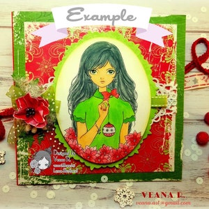Puede incluir: Una tarjeta de Navidad hecha a mano con una ilustraci&oacute;n dibujada a mano de una joven con un vestido verde sosteniendo un adorno navide&ntilde;o. La tarjeta tiene una combinaci&oacute;n de colores rojo y verde con elementos decorativos como flores de pascua, cintas y copos de nieve. La palabra "Example" est&aacute; escrita en la parte superior.