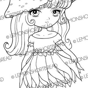 Puede incluir: Un dibujo en blanco y negro de una hada con el pelo largo y un sombrero de hongo. Lleva un vestido con un diseño floral y tiene ojos grandes.