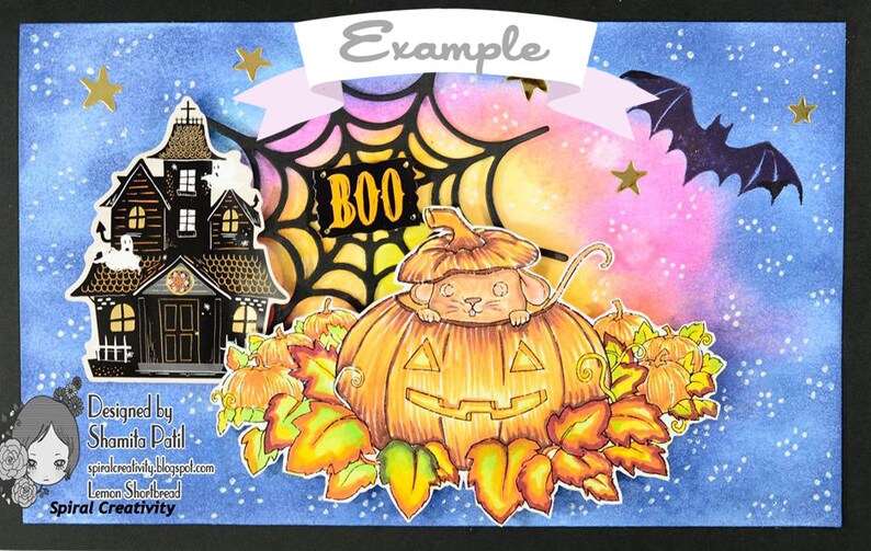 Pu&ograve; includere: Un biglietto di Halloween con una casa stregata, una ragnatela con la scritta "BOO" sopra, un pipistrello e un topo che sbircia da una zucca intagliata. Lo sfondo &egrave; un acquerello blu e viola con stelle dorate.
