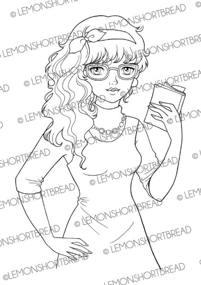 Op de afbeelding: Een zwart-witte lijntekening van een vrouw met lang golvend haar, die een hoofdband, een bril en een ketting draagt. Ze houdt een boek in haar rechterhand en haar linkerhand is op haar heup.