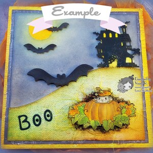 Pu&ograve; includere: Un biglietto di Halloween con un simpatico topo che sbircia da una zucca. Il biglietto ha uno sfondo blu e verde con pipistrelli e una silhouette di una casa stregata. Il testo "Boo" &egrave; scritto in nero sul biglietto.