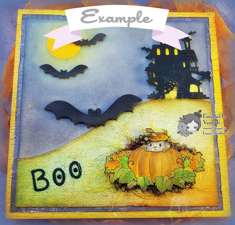 Pu&ograve; includere: Un biglietto di Halloween con un simpatico topo che sbircia da una zucca. Il biglietto ha uno sfondo blu e verde con pipistrelli e una silhouette di una casa stregata. Il testo "Boo" &egrave; scritto in nero sul biglietto.