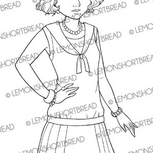 K&ouml;nnte beinhalten: Eine Schwarzwei&szlig;-Zeichnung einer Frau, die einen Glockenhut, ein Matrosenkleid und eine Perlenkette tr&auml;gt. Sie steht mit der Hand auf der H&uuml;fte.