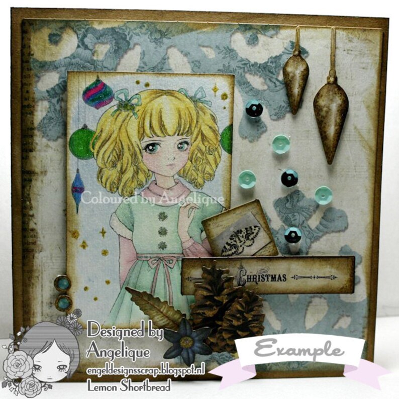 Peut inclure: Une carte de No&euml;l avec un fond bleu et blanc repr&eacute;sentant une fille aux cheveux blonds et une robe verte. La carte comporte une pomme de pin, un papillon et le mot "No&euml;l" dessus. La carte est con&ccedil;ue par Angelique et est un exemple de son travail.