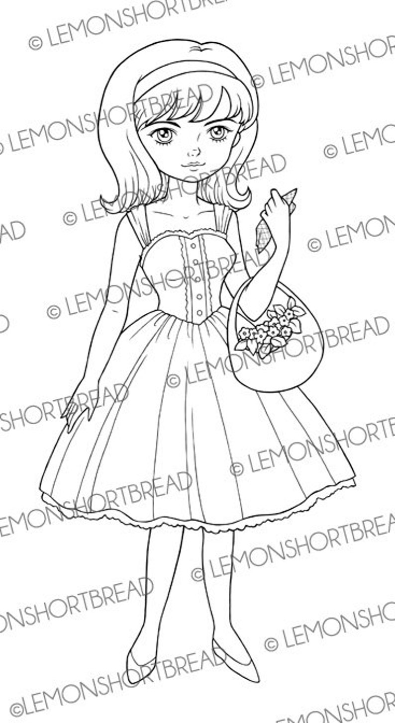 Peut inclure: Un dessin au trait noir et blanc d'une fille portant une robe et tenant un panier de fleurs. Elle porte un bandeau et a les cheveux courts.