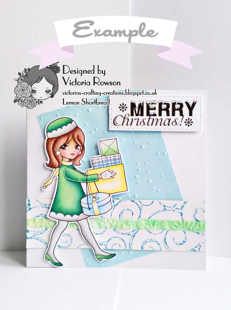 K&ouml;nnte beinhalten: Eine Weihnachtskarte mit einem Cartoon-M&auml;dchen in einem gr&uuml;nen Mantel, das Geschenke tr&auml;gt. Die Karte hat einen blauen Hintergrund mit wei&szlig;en Punkten und den Text "Frohe Weihnachten!" in Schwarz.