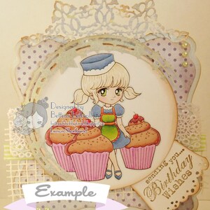 K&ouml;nnte beinhalten: Eine handgemachte Karte mit einem lila-wei&szlig;en Polka-Dot-Hintergrund. Ein M&auml;dchen mit blonden Haaren und einem blauen Hut sitzt auf einem Cupcake. Die Karte hat ein wei&szlig;es Banner mit dem Text "sending you... Birthday Wishes".