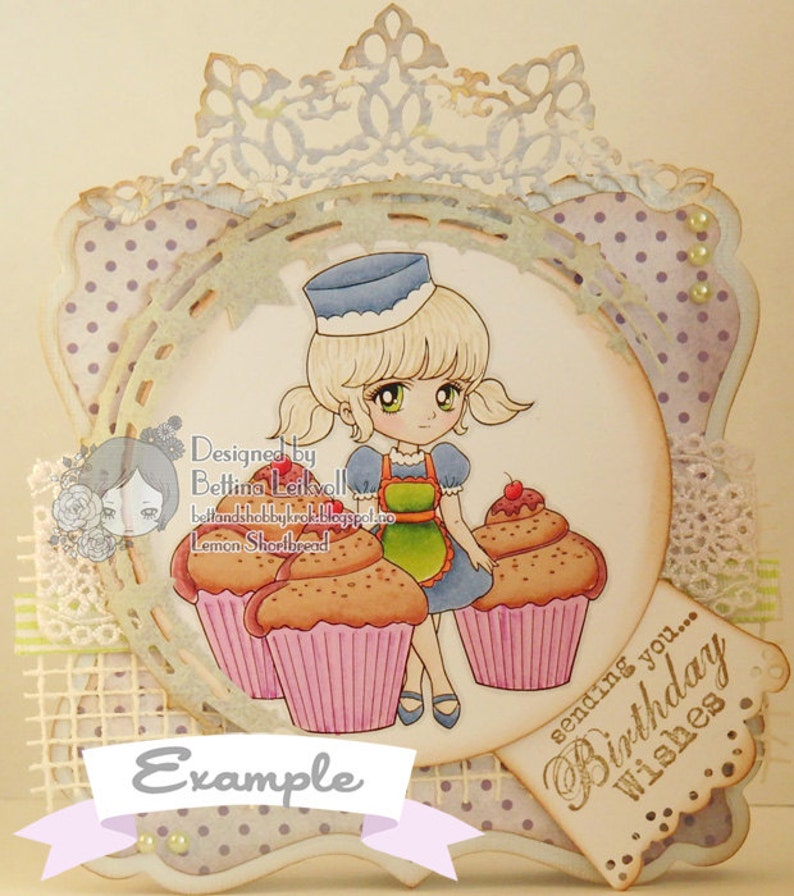 K&ouml;nnte beinhalten: Eine handgemachte Karte mit einem lila-wei&szlig;en Polka-Dot-Hintergrund. Ein M&auml;dchen mit blonden Haaren und einem blauen Hut sitzt auf einem Cupcake. Die Karte hat ein wei&szlig;es Banner mit dem Text "sending you... Birthday Wishes".