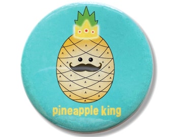 Pineapple King – Abridor de botellas / llavero de 2.25 ", espejo de bolsillo, imán o botón de pin-back