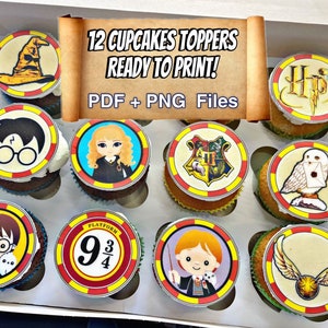 Könnte beinhalten: Zwölf Cupcake-Topper mit Harry-Potter-Charakteren und -Symbolen. Die Topper zeigen Harry Potter, Hermine Granger, Ron Weasley, das Hogwarts-Wappen, einen Sprechenden Hut, Hedwig die Eule, den Goldenen Schnatz und Gleis 9 3/4. Die Topper sind auf weißem Papier mit roten und gelben Akzenten gedruckt.