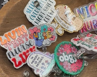 Porta-crachá retrátil com giro de 360°: ideal para enfermeiros, profissionais da saúde, obstetras e enfermeiros de UTI neonatal.