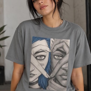 Split Face Illustration T-Shirt | Zwei Gesichter, blaues Haar, Handrahmen