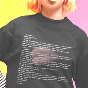 以下が含まれることがあります： 白文字の黒クルーネックTシャツ。テキストには「I overthink a lot」や「DO PENGUINS HAVE KNEES」などのフレーズが含まれています。このシャツはカジュアルなスタイルで、普段使いに適しています。