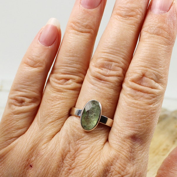 Belle bague en Kyanite verte elegante de forme ovale sur monture en argent sterling 925 fait à la main pierre de Cyanite verte claire