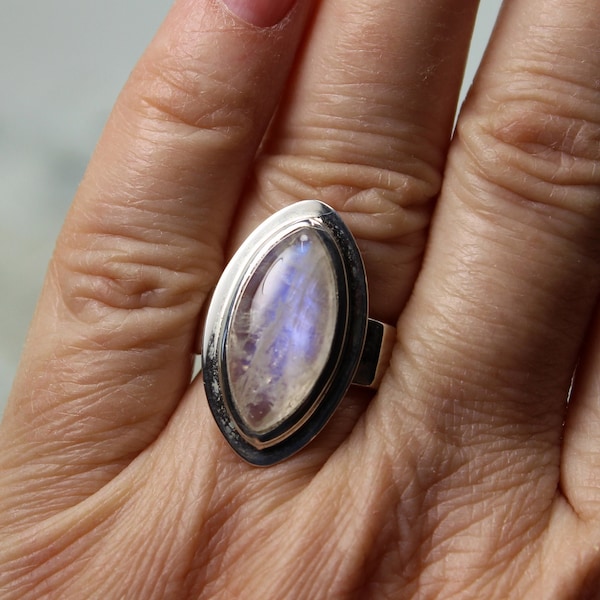 Superbe petite bague en pierre de lune arc en ciel pierre marquise cabochon sur argent sterling 925 de grande qualité solide et durable