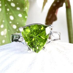 Peridot-Ring aus Sterlingsilber: Geburtsstein für August, Brillantschliff in Krappenfassung