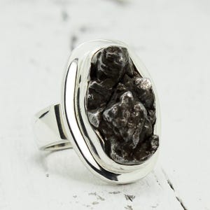 Bague météorite : pierre naturelle Campo Cielo, lunette en argent sterling 925