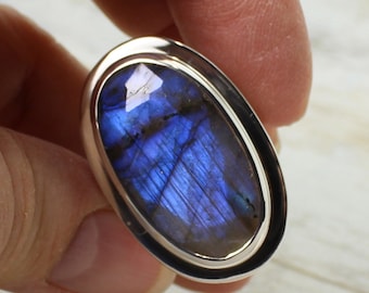 Superbe bague en Labradorite bleu indigo pierre taillé avec facettes sur monture argent sterling 925 solide et durable de grande qualité