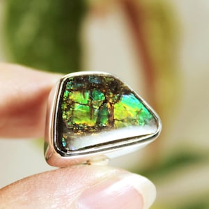 Breathtaking nature&#39;s Art, freeform Ammolite ring, 925 silver ring, unique gift ring, multicolour amazing Art in stone, ring size 8 - 8.5