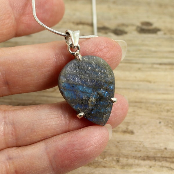 Petit pendentif en labradorite brut naturelle non polie avec bordure argent 925 martelé pierre naturelle avec flash couleur bleu