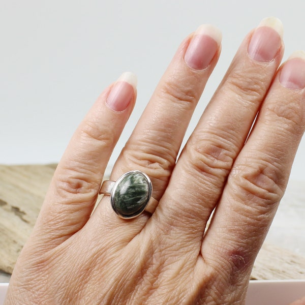 Petite bague en pierre seraphinite verte naturelle cabochon de forme ovale sur monture en argent sterling 925 bijoux sans nickel de qualité