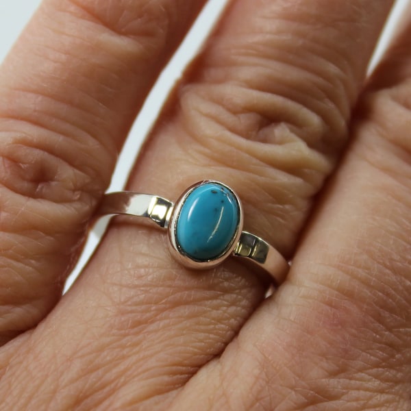 Mini bague en turquoise naturel et argent 925 sterling de forme ovale