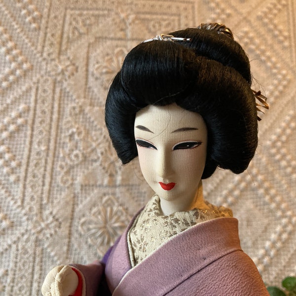 Poupée Geisha japonaise 18" Lavande Soie Crêpe Kimono Sculpté Tissu Visage vintage des années 1960