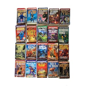 Op de afbeelding: Een verzameling vintage sciencefiction-pocketboeken van "Battletech". De covers tonen illustraties van robots, soldaten en futuristische scènes. Titels zijn onder meer "Decision at Thunder Rift", "The Price of Glory" en "Mercenary's Star".