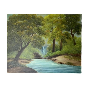 Pode incluir: Uma pintura que retrata uma cena de floresta com uma cachoeira e um riacho. A pintura é feita em óleo sobre tela e apresenta uma variedade de tons verdes.