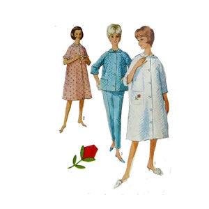 Könnte beinhalten: Drei Frauen in verschiedenen blauen und rosa Pyjama-Styles. Die Frau links trägt ein rosa Blumenmuster-Pyjama-Kleid. Die Frau in der Mitte trägt ein blaues gestepptes Pyjama-Set mit Jacke und Hose. Die Frau rechts trägt ein weißes gestepptes Pyjama-Kleid mit einem blauen Blumendesign.